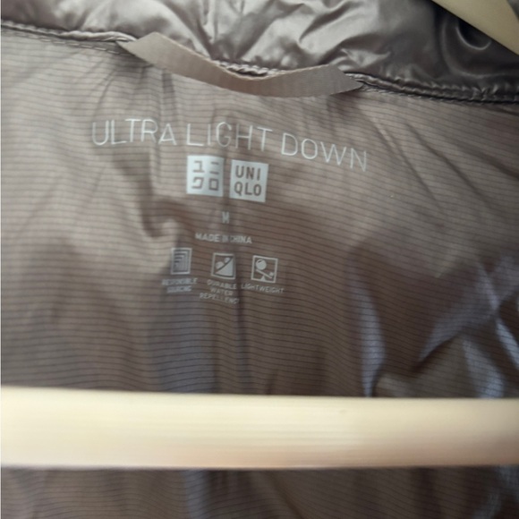 Uniqlo Bronze ultra light puffer vest. 90%down 10% feather. Size medium. - Picture 3 of 3